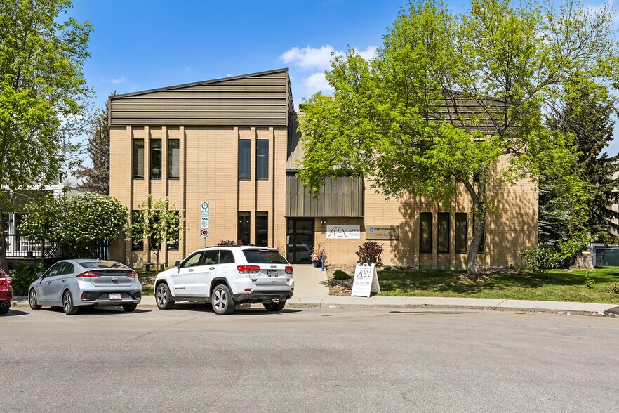 4 Parkdale Cres NW, Calgary, AB à vendre - Photo principale – Image 1 sur 8