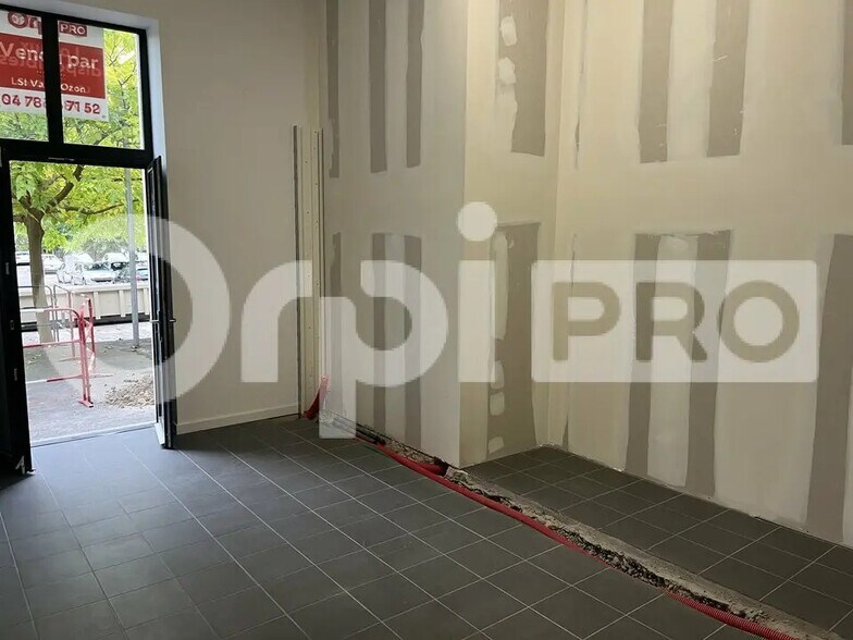 Local d’activités dans SÉRÉZIN-DU-RHÔNE à louer - Photo de l’immeuble – Image 2 sur 5