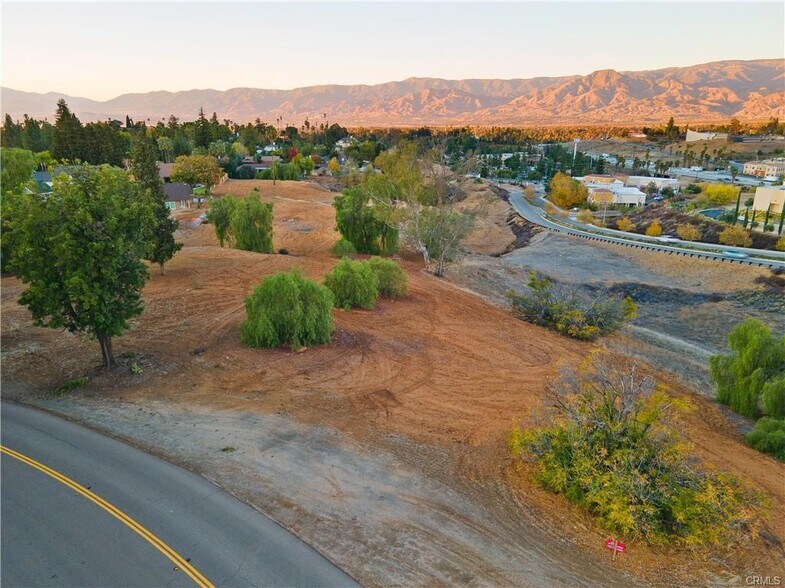225 Sunset Drive North, Redlands, CA à vendre - Photo de l’immeuble – Image 2 sur 6