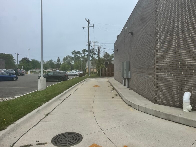 24010 Van Born Rd, Dearborn Heights, MI à louer - Photo de l’immeuble – Image 3 sur 9