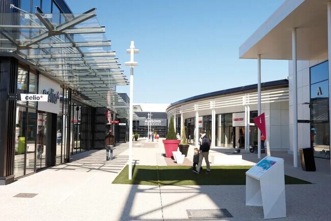 Plus de détails pour Local commercial à louer