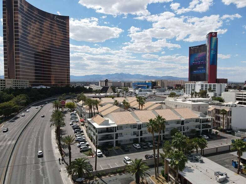 344 E Desert Inn Rd, Las Vegas, NV à louer - Photo de l’immeuble – Image 3 sur 8