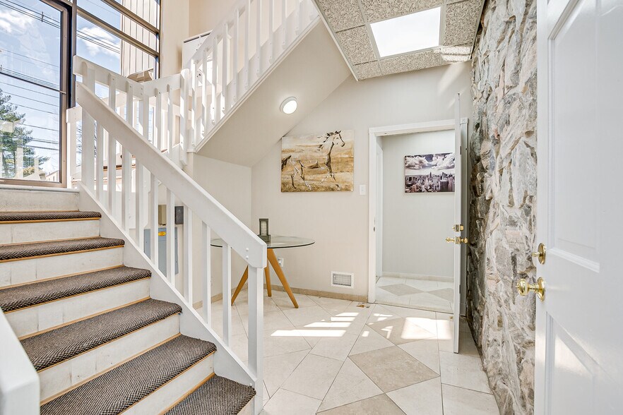 894 Green St, Iselin, NJ à louer - Photo intérieure – Image 2 sur 32