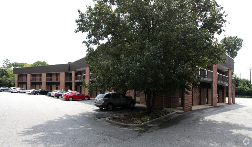 1515 W Cornwallis Dr, Greensboro, NC à louer - Photo de l’immeuble – Image 3 sur 9