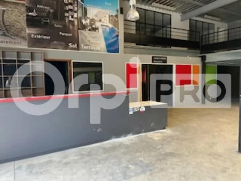 Local d’activités dans Saint-Georges-de-Reneins à louer - Photo de l’immeuble – Image 3 sur 8