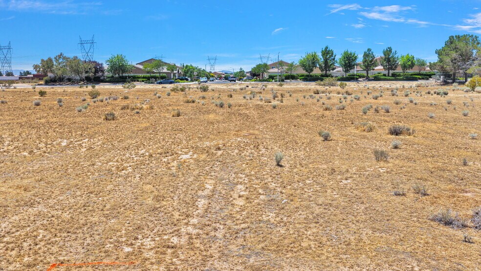 13702 Del Cerro st, Victorville, CA à vendre - Photo de l’immeuble – Image 2 sur 11