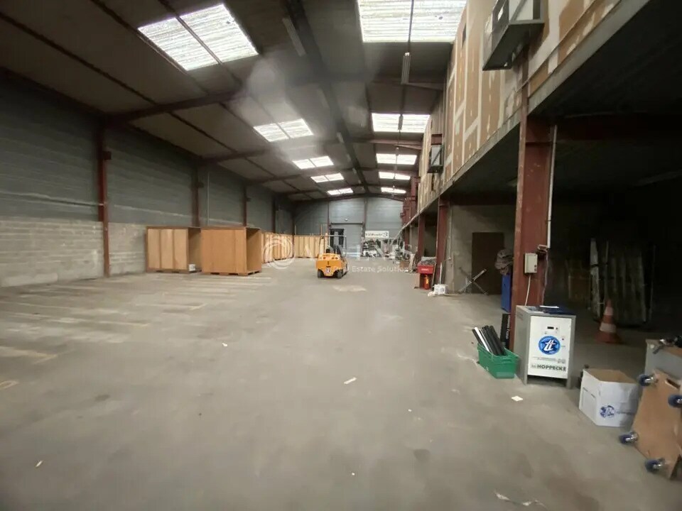 Local d’activités dans Élancourt à louer Photo de l’immeuble– Image 1 sur 3