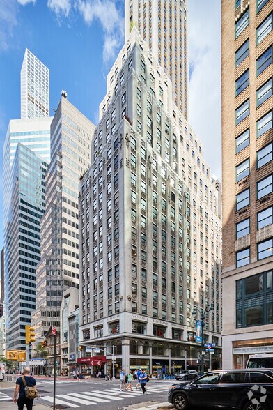 515 Madison Ave, New York, NY à louer - Photo de l’immeuble – Image 2 sur 3