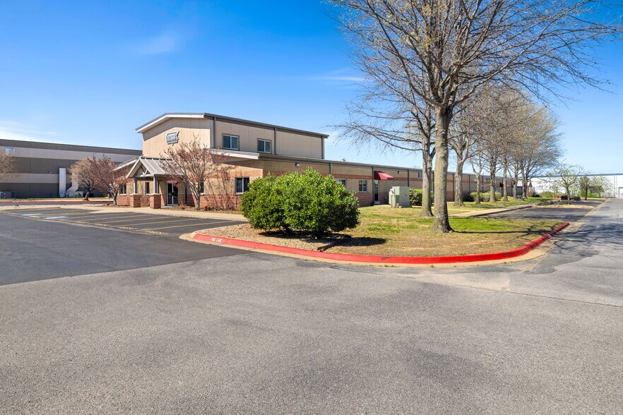 1207 SE 28th St, Bentonville, AR à louer - Photo de l’immeuble – Image 2 sur 36