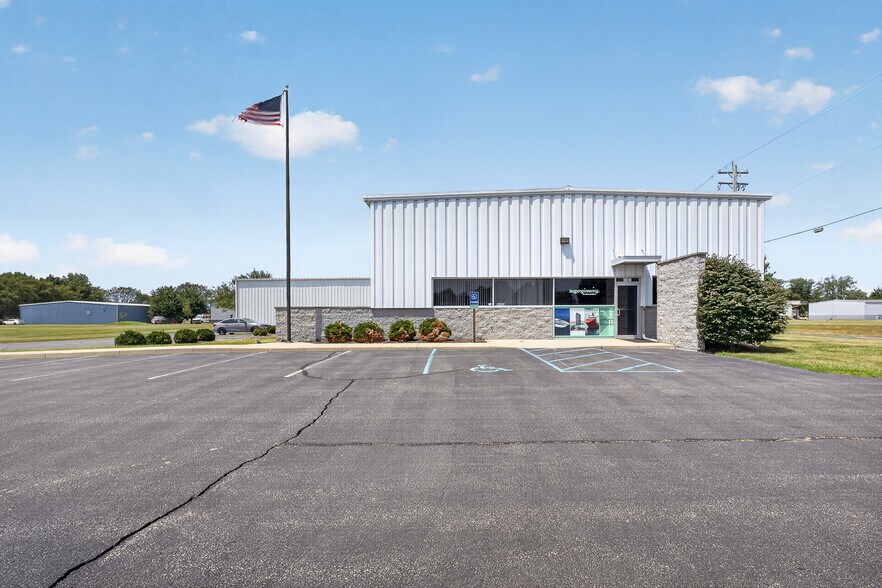 4480 Ray Boll Blvd, Columbus, IN à vendre - Photo de l’immeuble – Image 1 sur 15