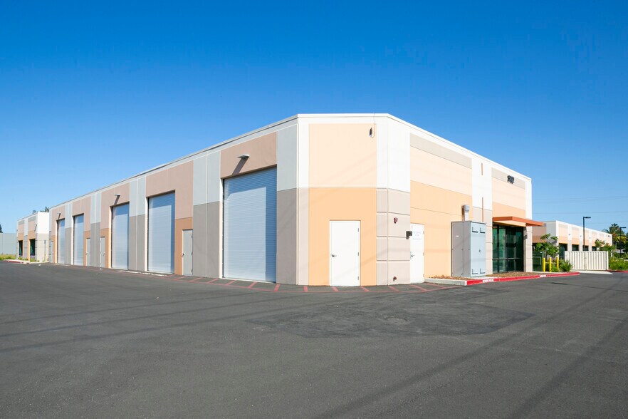 3718 Happy Ln, Sacramento, CA à louer - Photo de l’immeuble – Image 3 sur 13