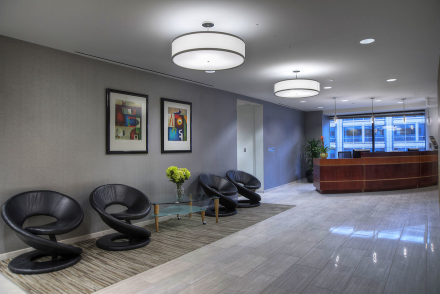 2 Wisconsin Cir, Chevy Chase, MD à louer - Hall d’entrée – Image 3 sur 9