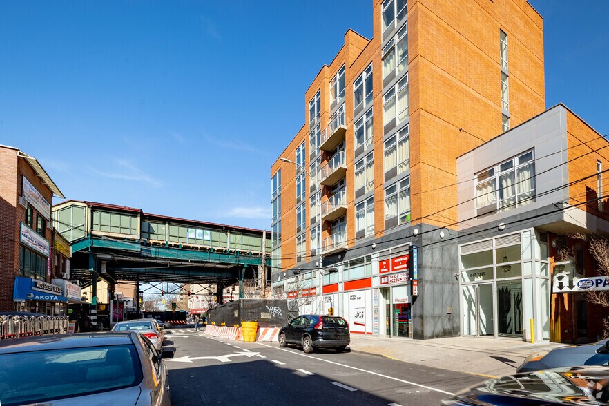 40-07 73rd St, Woodside, NY à vendre - Photo de l’immeuble – Image 3 sur 7