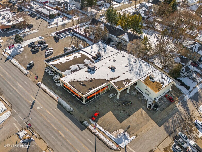 211 S Milwaukee Ave, Libertyville, IL à vendre - Photo de l’immeuble – Image 3 sur 14