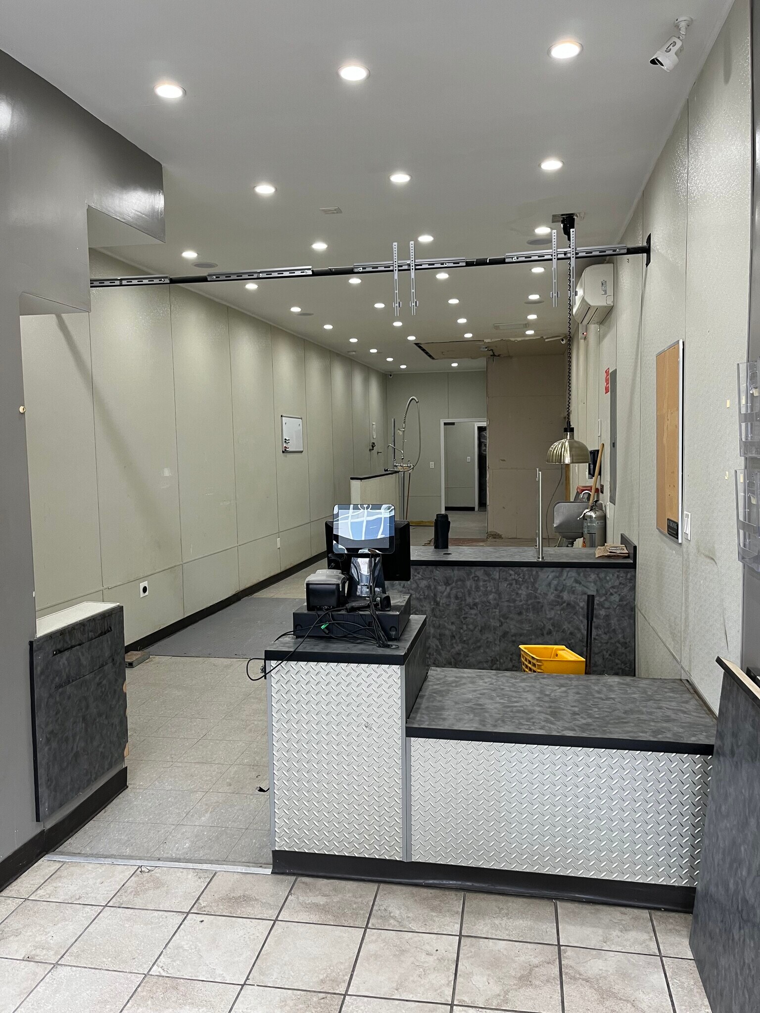 11814 Queens Blvd, Forest Hills, NY à louer Photo de l’immeuble– Image 1 sur 4