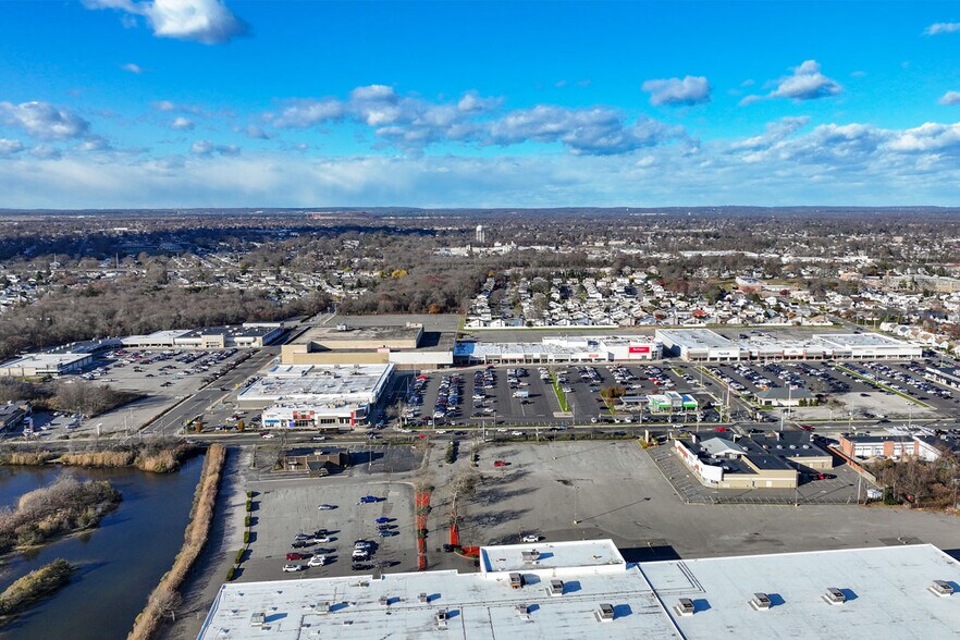 825-895 W Montauk Hwy, West Babylon, NY à louer - Photo de l’immeuble – Image 2 sur 8