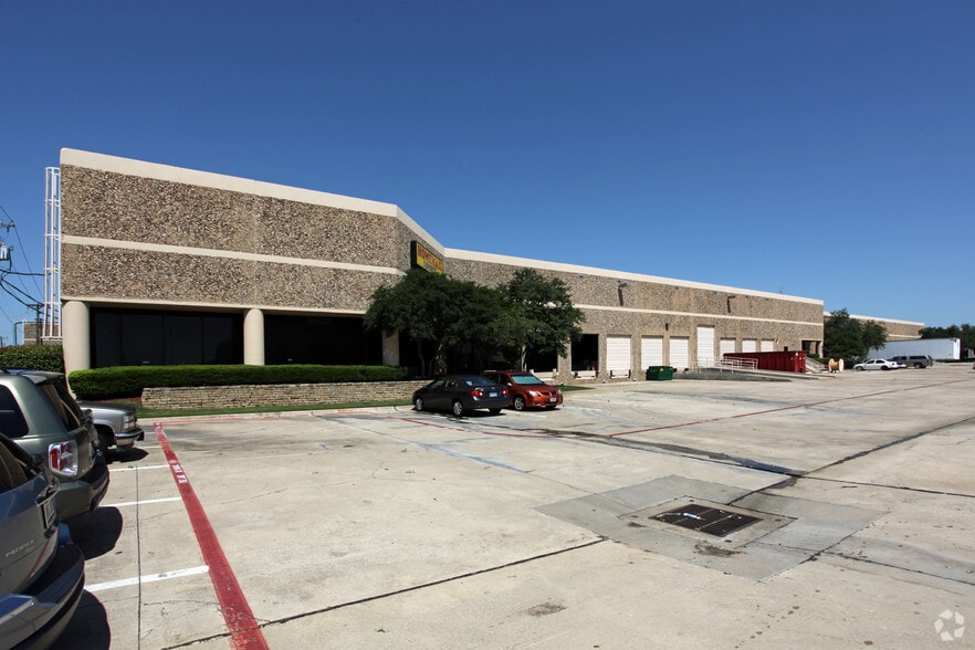 1800 Diplomat Dr, Farmers Branch, TX à louer - Photo de l’immeuble – Image 2 sur 8