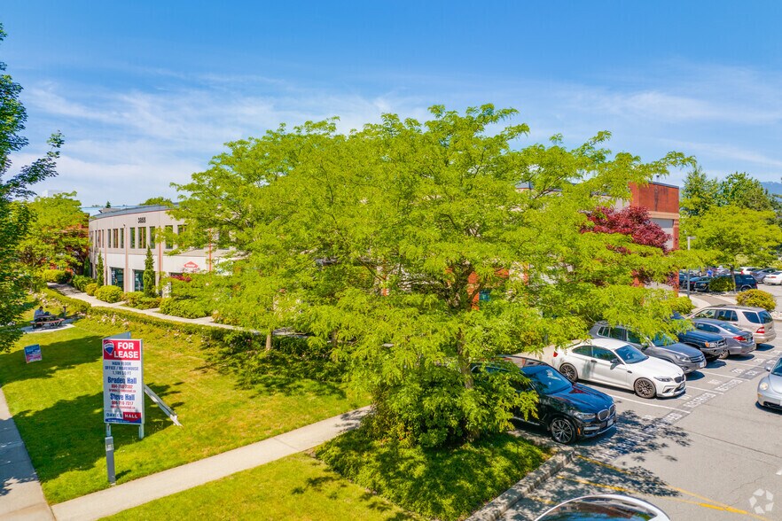 3855 Henning Dr, Burnaby, BC à louer - Photo de l’immeuble – Image 3 sur 8