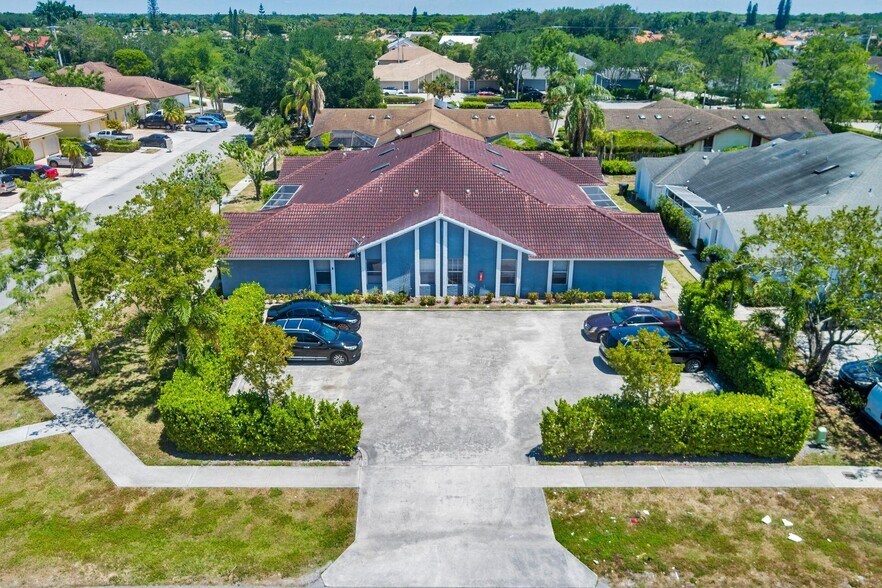 13908 Folkestone Cir, Wellington, FL à vendre - Photo de l’immeuble – Image 3 sur 33