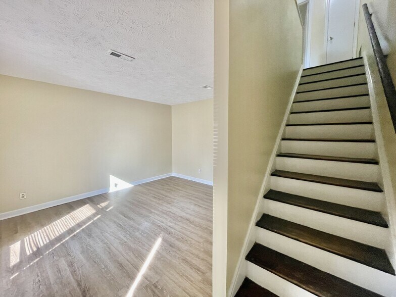 5840 Aftonshire Dr, Fayetteville, NC à vendre - Photo de l’immeuble – Image 3 sur 14