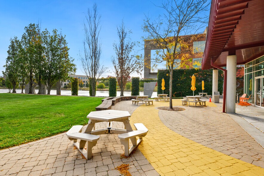 275 N Field Dr, Lake Forest, IL à louer - Photo de l’immeuble – Image 3 sur 11