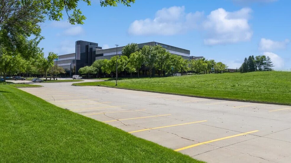 5800 University Ave, West Des Moines, IA à vendre - Vidéo sur l’annonce professionnelle – Image 2 sur 15