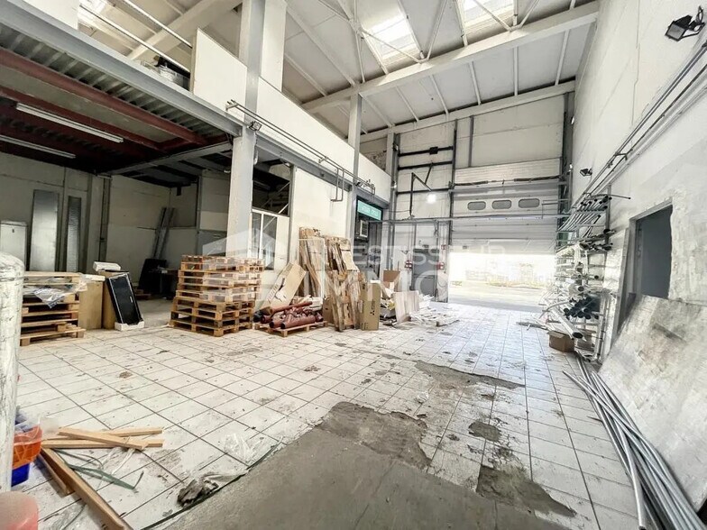 Local d’activités dans Lisses à louer - Photo intérieure – Image 2 sur 7