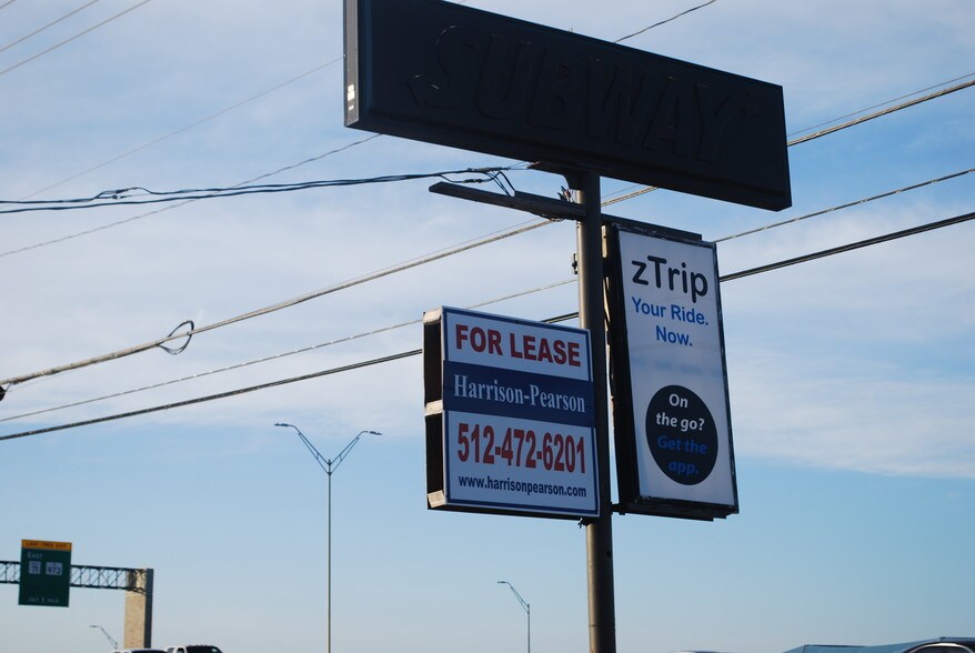 2401 Highway 71 E, Del Valle, TX à louer - Photo de l’immeuble – Image 3 sur 16