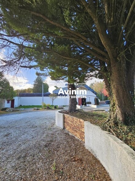 Local d'activités dans Val D Anast à vendre - Photo de l’immeuble – Image 3 sur 8