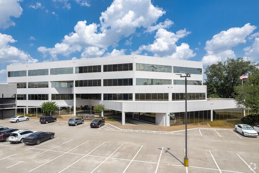 397 N Sam Houston Pky E, Houston, TX à louer - Photo de l’immeuble – Image 3 sur 31