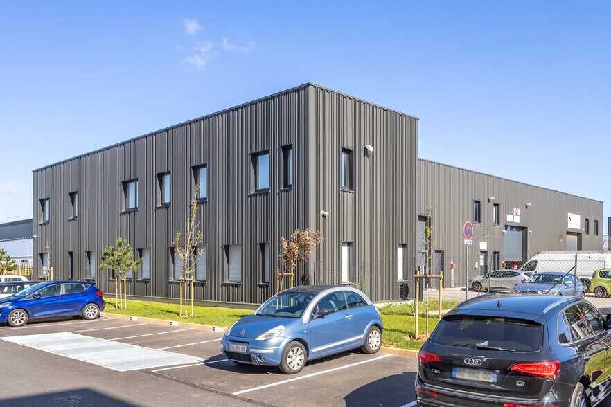 Local d’activités dans Genas à louer - Photo de l’immeuble – Image 2 sur 2