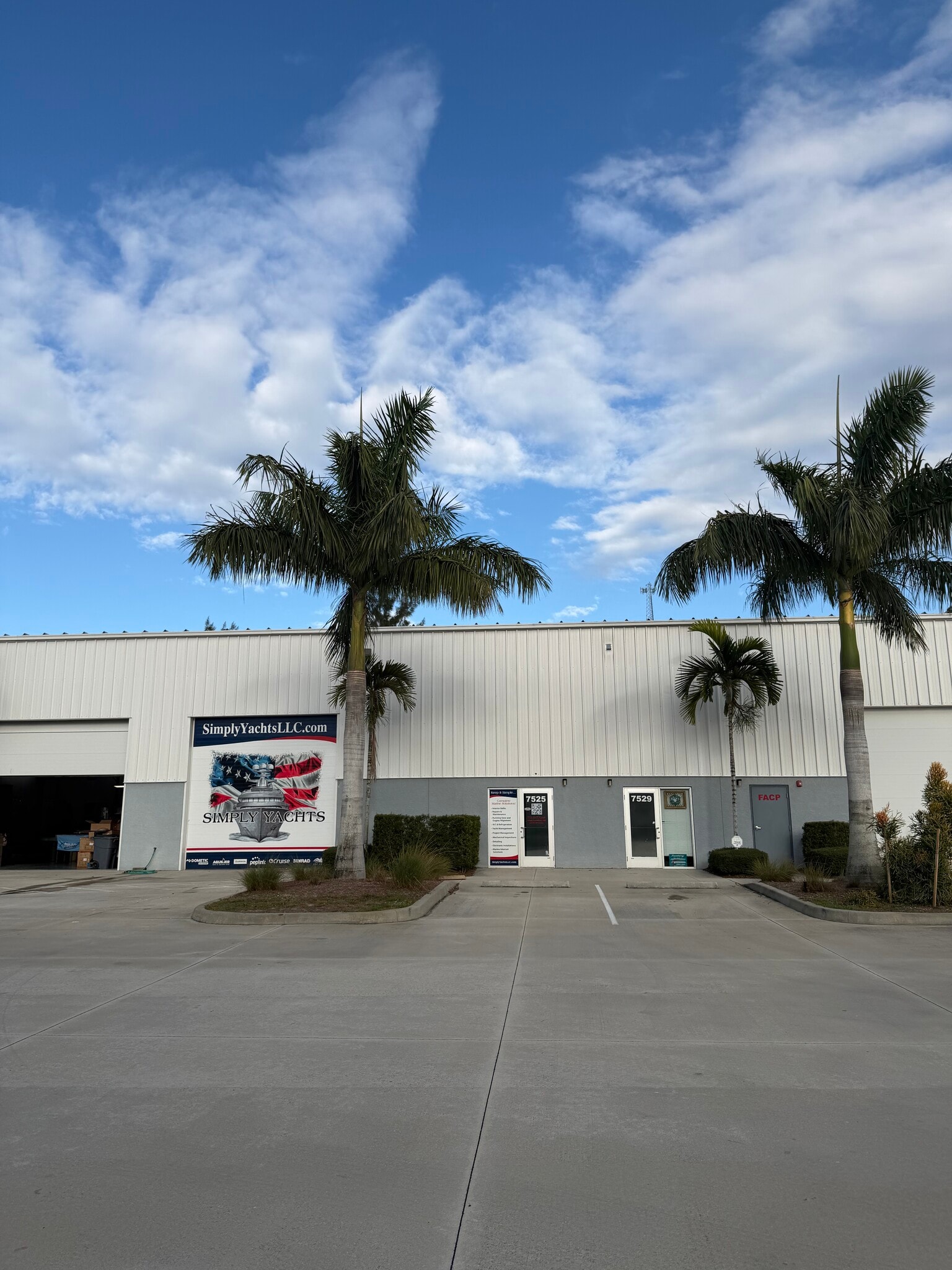 7525 SW Jack James Dr, Stuart, FL à louer Photo de l’immeuble– Image 1 sur 8