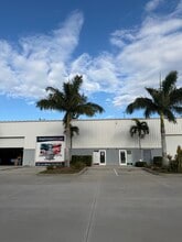 7525 SW Jack James Dr, Stuart, FL à louer Photo de l’immeuble– Image 1 sur 8