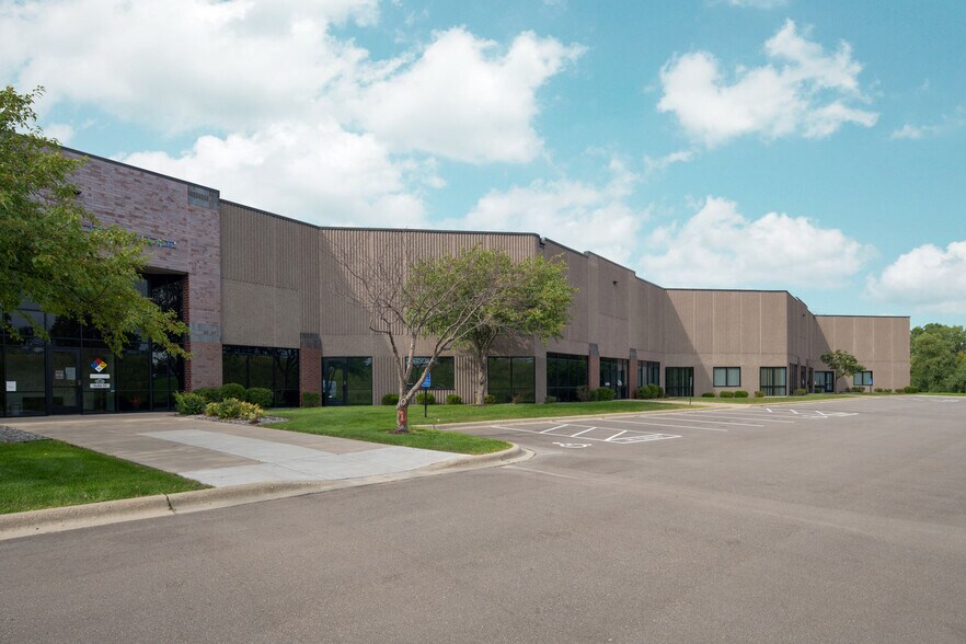 601 Campus Dr, New Brighton, MN à louer - Photo de l’immeuble – Image 3 sur 10
