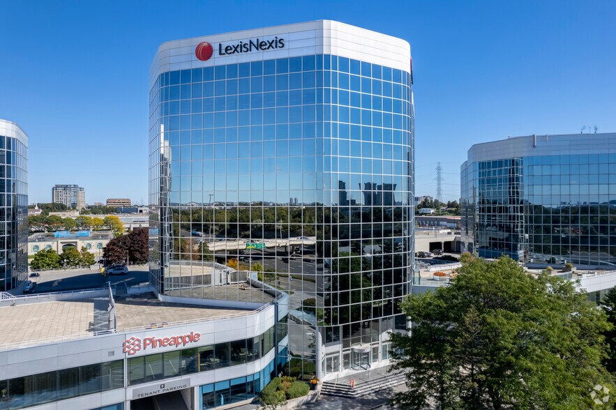 111 Gordon Baker Rd, Toronto, ON à louer - Photo de l’immeuble – Image 2 sur 3