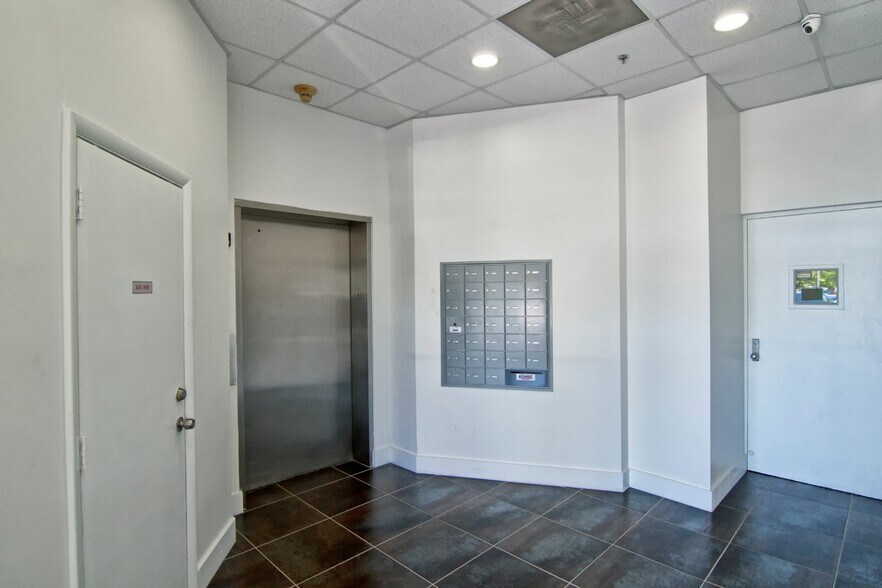 11915-11975 S Dixie Hwy, Pinecrest, FL à louer - Hall d’entrée – Image 3 sur 8