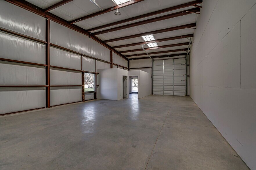 6029 Conveyor Dr, Cleburne, TX à louer - Photo de l’immeuble – Image 2 sur 4