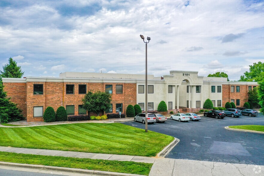 2101 N Sardis Rd, Charlotte, NC à louer - Photo de l’immeuble – Image 1 sur 76