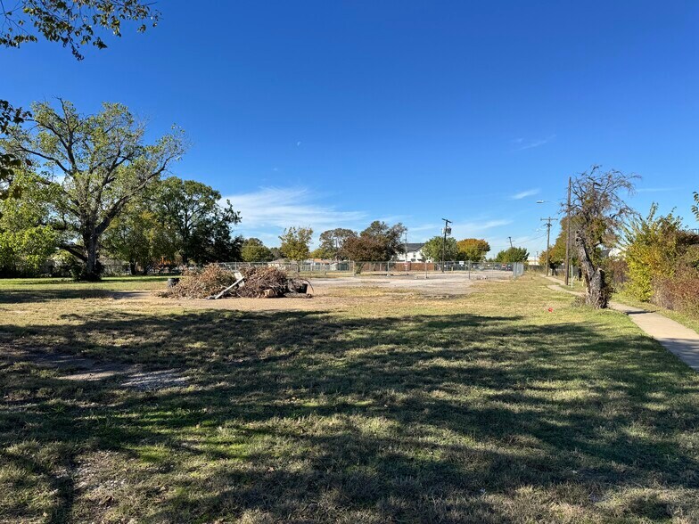 7715 Denton Dr, Dallas, TX à vendre - Photo de l’immeuble – Image 3 sur 5
