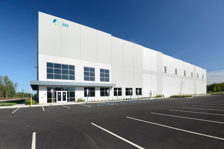 395 Elizabeth Ave, Somerset, NJ à louer - Photo de l’immeuble – Image 2 sur 16