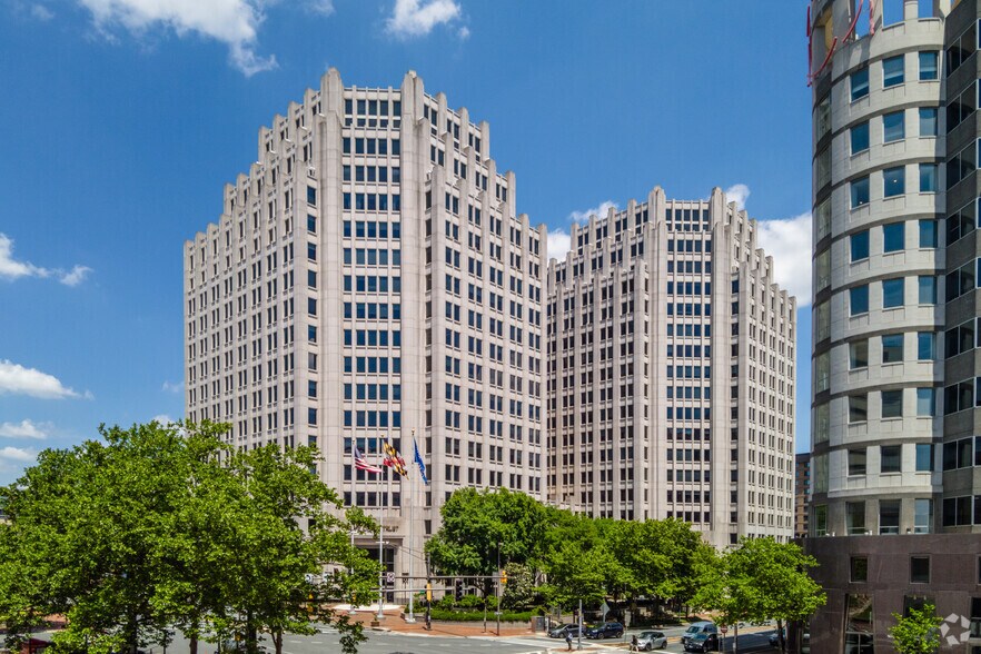 7501 Wisconsin Ave, Bethesda, MD à louer - Photo de l’immeuble – Image 2 sur 7