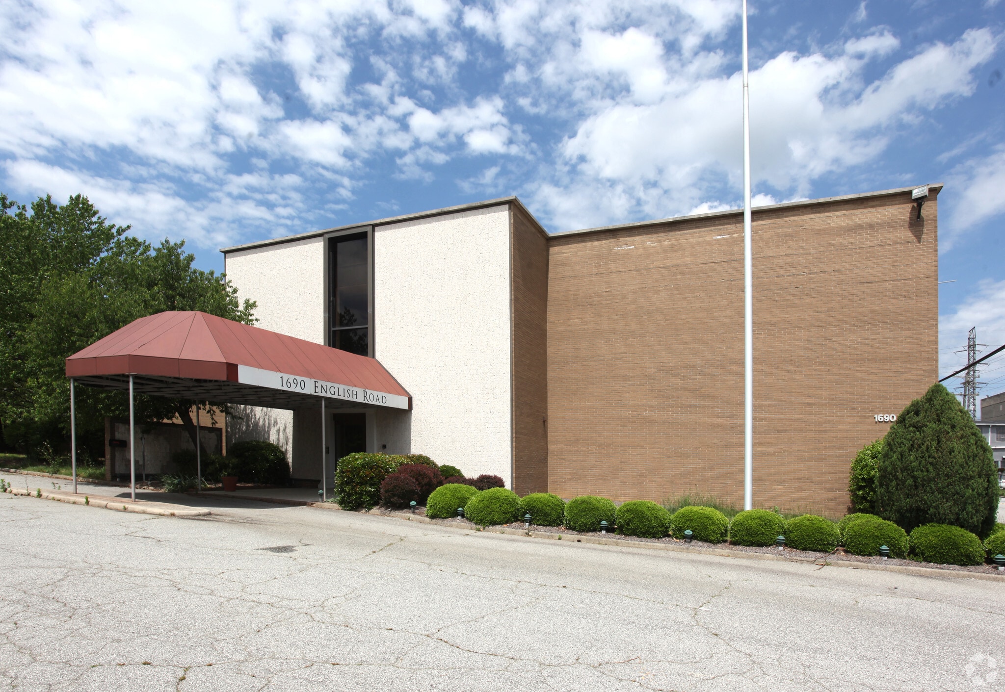 1690 W English Rd, High Point, NC à vendre Photo principale– Image 1 sur 19