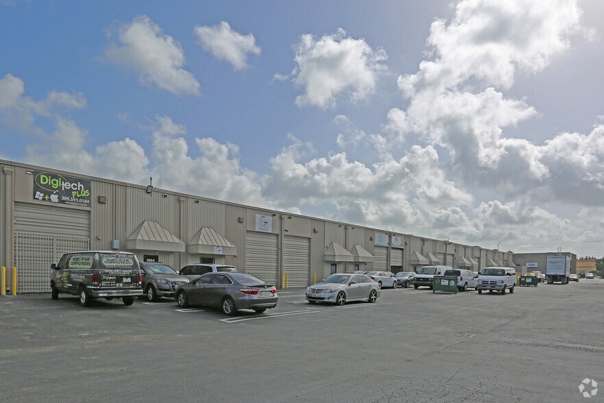 7200-7256 NW 31st St, Miami, FL à louer - Photo de l’immeuble – Image 3 sur 5