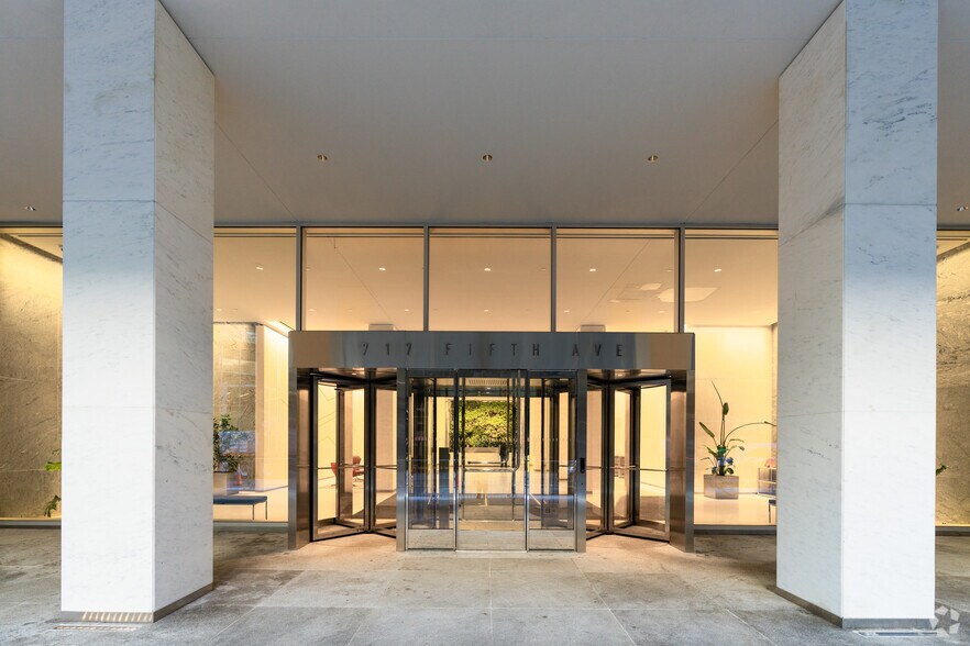 717 Fifth Ave, New York, NY à louer - Photo de l’immeuble – Image 3 sur 13