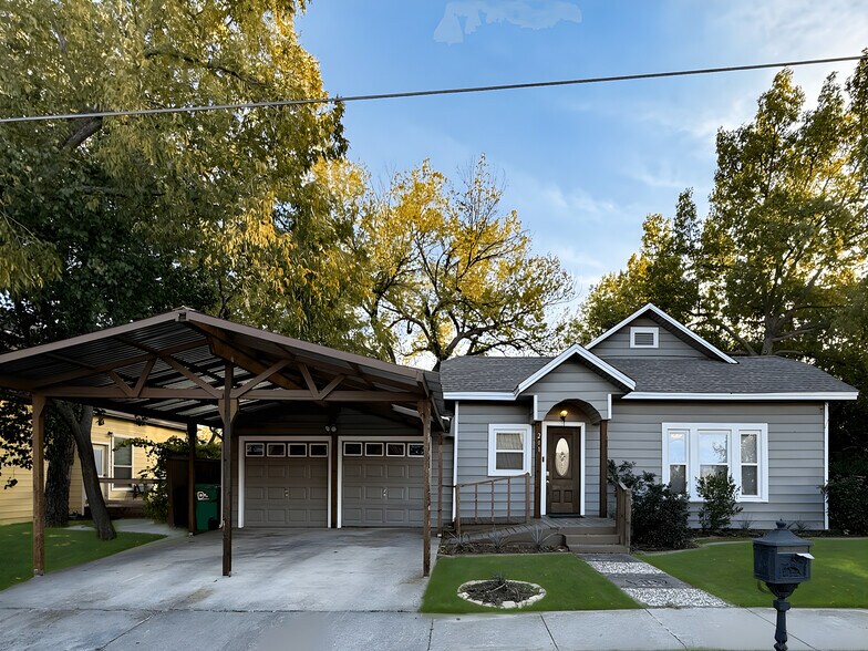 211 Second St, Denton, TX à vendre - Photo principale – Image 1 sur 30