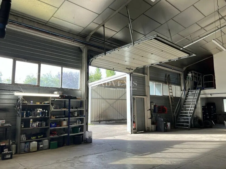 Local d'activités dans Saint-Doulchard à vendre - Photo de l’immeuble – Image 2 sur 8