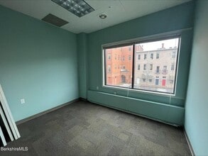 81 Main St, North Adams, MA à louer Photo intérieure– Image 1 sur 5