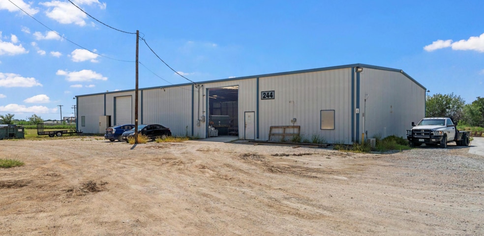 244 S McLennan Loop, Elm Mott, TX à louer - Photo principale – Image 1 sur 2
