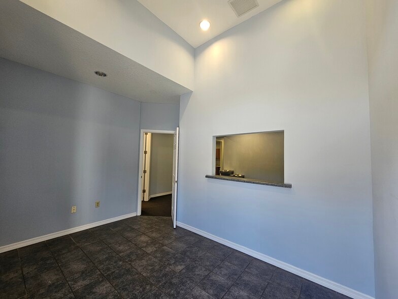 13047 W Linebaugh Ave, Tampa, FL à vendre - Photo intérieure – Image 2 sur 9
