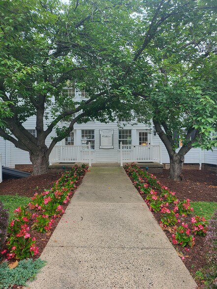 11718 Bowman Green Dr, Reston, VA à louer - Photo de l’immeuble – Image 2 sur 15